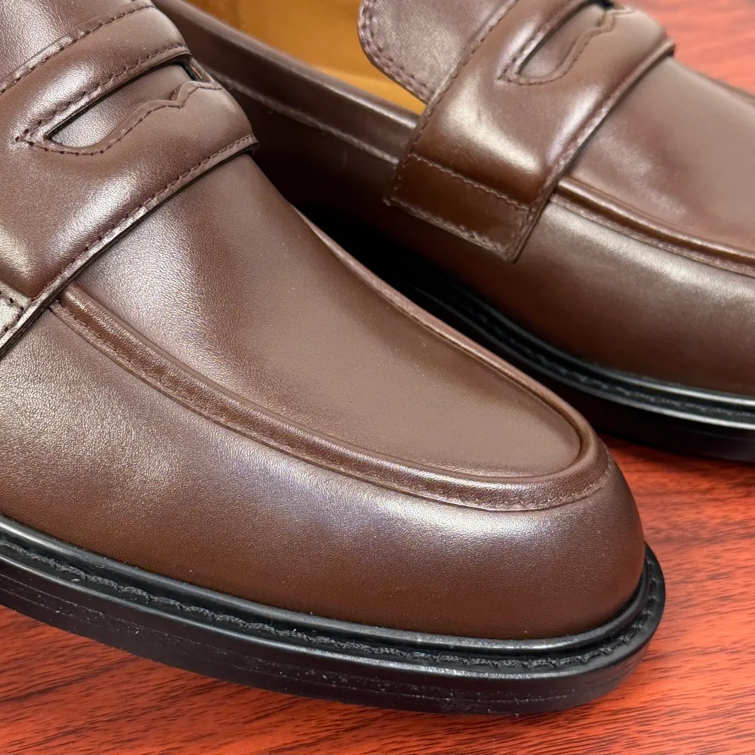 Batch 980 Gucci/Gucci new men's solid color leather loafers! These elegant loafers are crafted from soft glossy cowhide and are available in two styles. The upper is decorated with genuine leather buckles, adding low-key and unique logo pattern elements. Simple style design. Classic European and American last style. Standard style. Red and green webbing decoration on the heel embellishes brand style details. Select high-quality leather, look at the details for textured workmanship, dyed calfskin lining, uniform and delicate pores, soft and comfortable. Thickened leather outsole, composite rubber bottom sheet at the heel, excellent foot comfort, wear-resistant and non-slip, the first choice for light luxury, versatile for footwear, and comes with a full set of packaging! Size: 39-40-41-42-43-44 leather shoe size (38.45.46 can be customized) Item number: 812168 Leather surface coffee color